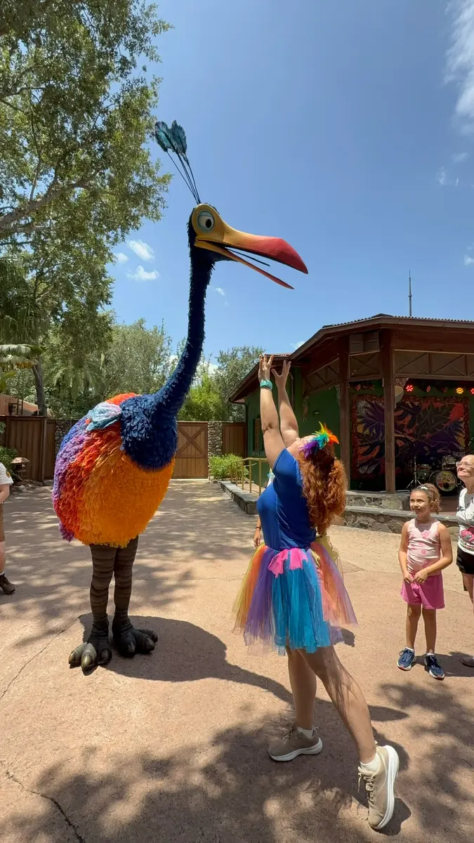 Niña con Kevin, el pájaro de Up, en Animal Kingdom