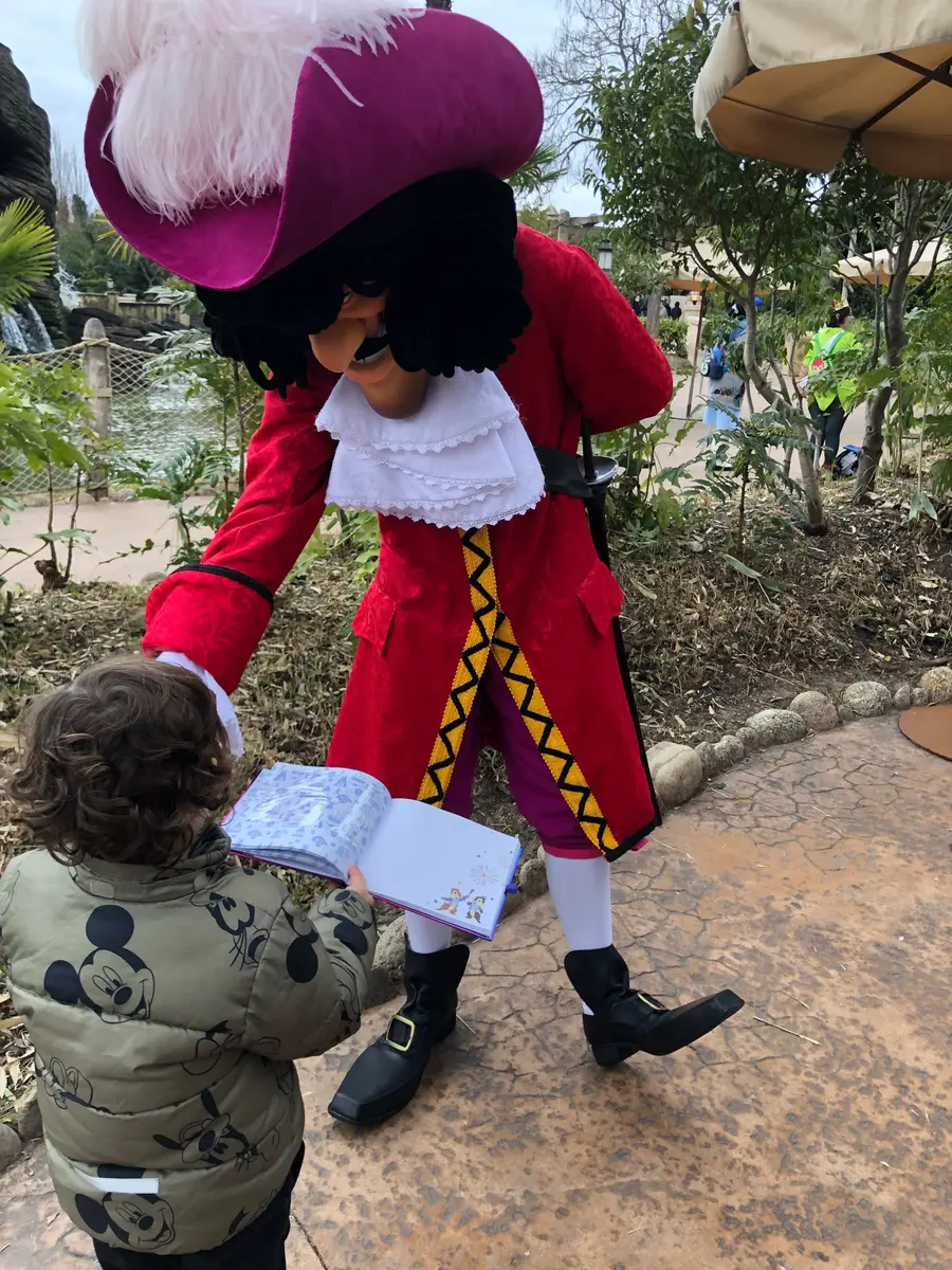 Niño con el Capitán Garfio en Disneyland Paris