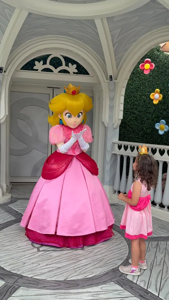 Niña con la princesa Peach en Super Nintendo World, Epic Universe
